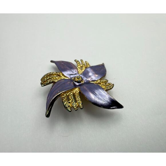Vintage 70s Sculptural Flower Brooch Purple Enamel & Gold Tone Statement Pin - Picture 2 of 9